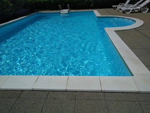 DVOSOBAN APARTMAN 200 METARA OD MORA U ZGRADI S BAZENOM, UMA