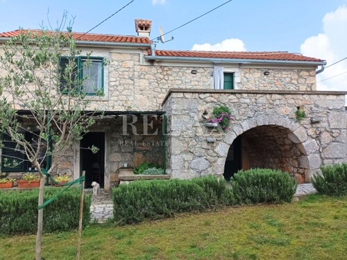 Dobrinj - adaptirana kamena vila, bazen