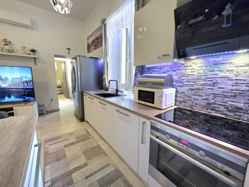 LUKSUZNI STAN S VRTOM U BLIZINI MORA, STOJA, PULA, PRILIKA!