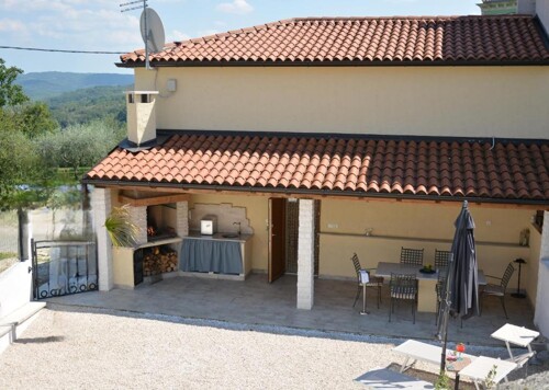 KOMPLETNO RENOVIRANA STARA KAMENA KUĆA