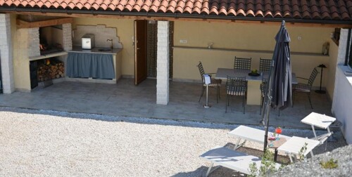 KOMPLETNO RENOVIRANA STARA KAMENA KUĆA