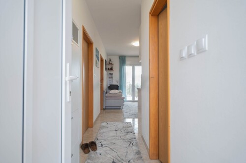 PREKRASAN STAN S TERASOM U BLIZINI MORA