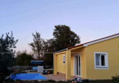 PRIZEMNICA S BAZENOM U MIRNOM MJESTU NEDALEKO SVETVINČENTA