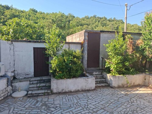 KUĆA S GARAŽOM NA MIRNOJ LOKACIJI, LABIN OKOLICA