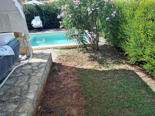 Duplex kuća s dva stana i bazenom 200m od mora!