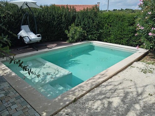 Duplex kuća s dva stana i bazenom 200m od mora!