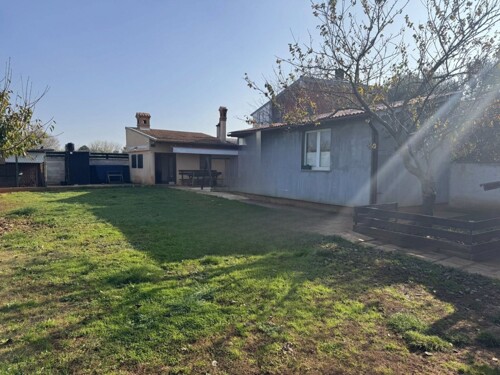 KUĆA NA MIRNOJ LOKACIJI S OKUĆNICOM,PULA!