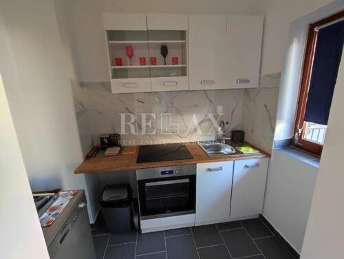 Smokvica, više stambena kuća na 70 m od mora