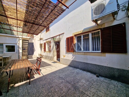 Novi Vinodolski - kuća s okućnicom u centru