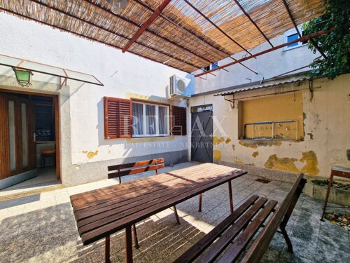 Novi Vinodolski - kuća s okućnicom u centru