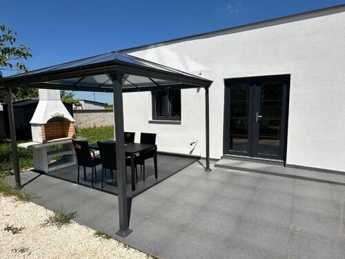 MODERNA PRIZEMNICA S VELIKOM OKUĆNICOM!PRILIKA!