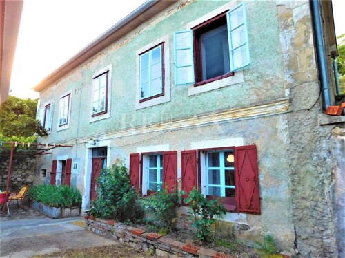 Bribir - dvije kamene kuće, velika okućnica