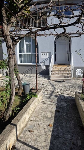 PROSTRANI I OSUNČANI STAN S OKUĆNICOM NA PRVOM KATU