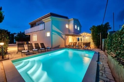 SAMOSTOJEĆA PROSTRANA KUĆA S BAZENOM I OKUĆNICOM