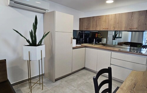 LUKSUZAN STAN U BLIZINI PLAŽE S OKUĆNICOM I TERASOM