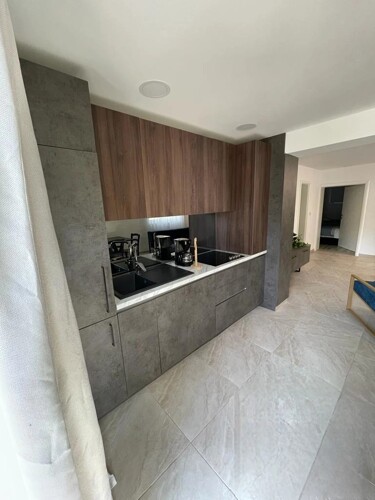 LUKSUZAN STAN BLIZU PLAŽE S OKUĆNICOM I TERASOM