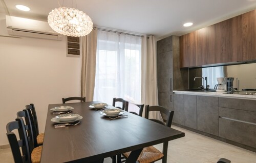 LUKSUZAN STAN BLIZU PLAŽE S OKUĆNICOM I TERASOM