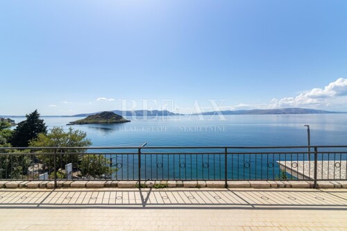 Senj, Sveti Juraj - kuća sa tri etaže u prvom redu do mora