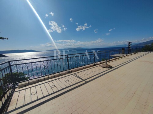 Senj, Sveti Juraj - kuća sa tri etaže u prvom redu do mora