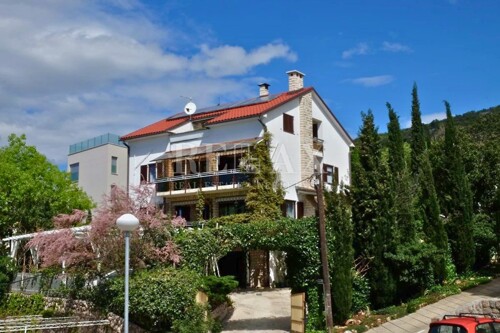 Dramalj - prostrana kuća sa 4 stambene jedinice