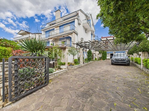 Selce - kuća s 10 smještajnih jedinica