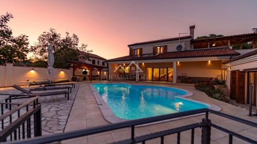 Luksuzna vila s bazenom, privatnost, 398m2, Žminj