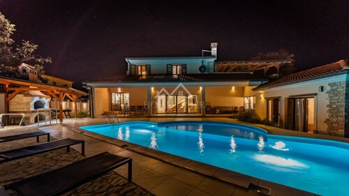 Luksuzna vila s bazenom, privatnost, 398m2, Žminj