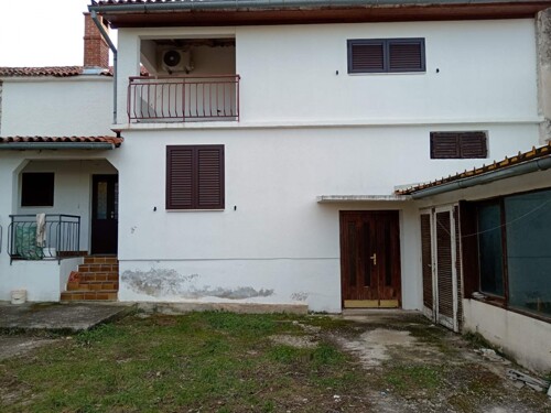 KUĆA S DVORIŠTEM NA DOBROJ LOKACIJI