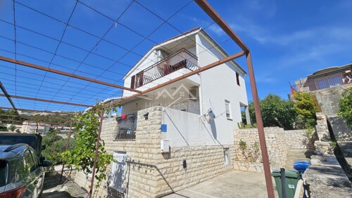 Rogoznica - kuća na samo 50 m od mora.