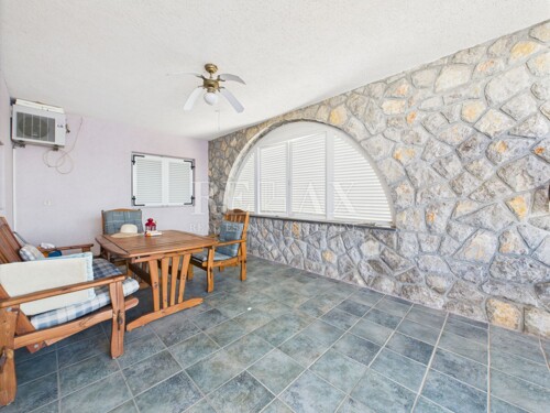 Crikvenica - prostrana kuća s uređenom okućnicom