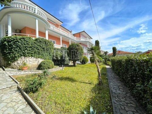 Crikvenica - mediteranska vila s vrtom i gostinjskom kućom