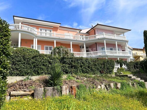 Crikvenica - mediteranska vila s vrtom i gostinjskom kućom