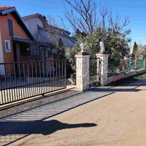 SAMOSTOJEĆA KUĆA S OKUĆNICOM