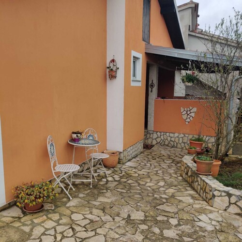 SAMOSTOJEĆA KUĆA S OKUĆNICOM