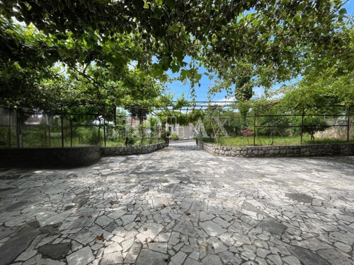 Crikvenica - prostrana samostojeća kuća s potencijalom