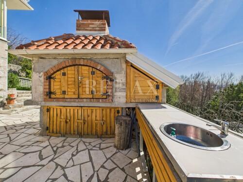 Dramalj - kuća s uređenom okućnicom blizu mora