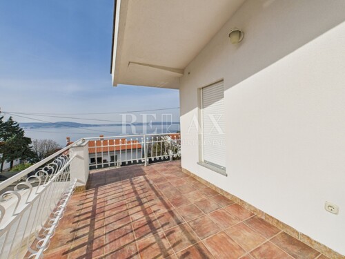 Novi Vinodolski - kuća drugi red do mora