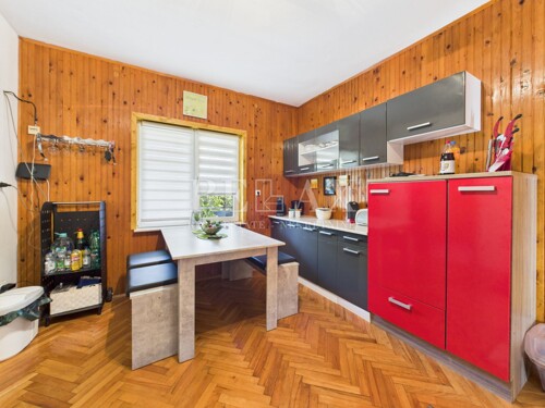 Volarice, Senj - prizemnica s velikom okućnicom