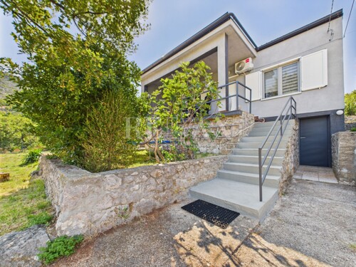 Volarice, Senj - prizemnica s velikom okućnicom