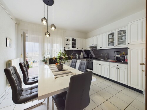 Selce - obiteljska kuća na odličnoj lokaciji