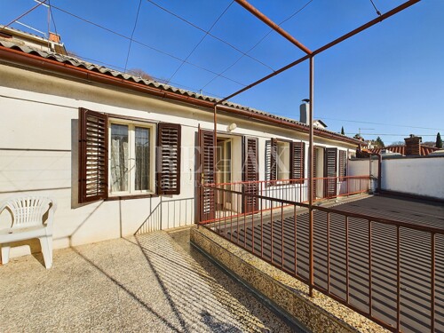 Novi Vinodolski - kamena kuća na dobroj lokaciji