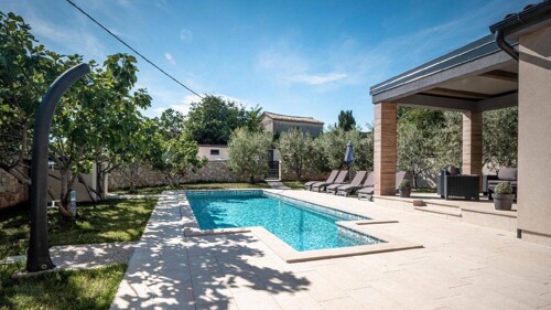 PREKRASNA OBITELJSKA PRIZEMNICA S BAZENOM NA ODLIČNOJ LOKACI