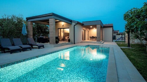 PREKRASNA OBITELJSKA PRIZEMNICA S BAZENOM NA ODLIČNOJ LOKACI