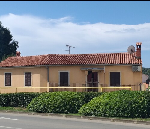 Kuća sa 2 stana na odličnoj lokaciji- 350 m od mora, Pula, I