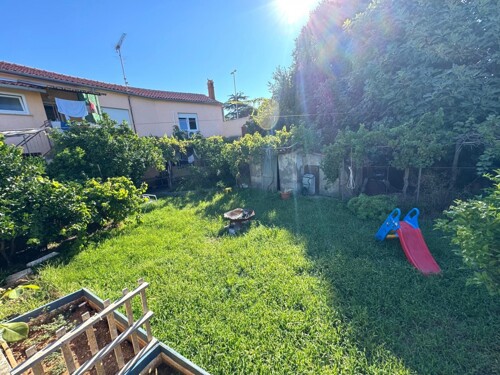 Kuća sa 2 stana na odličnoj lokaciji- 350 m od mora, Pula, I