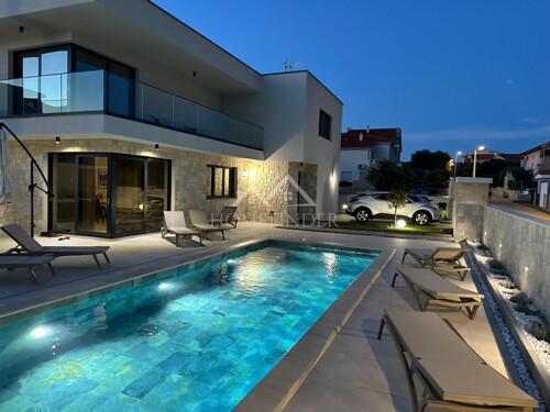 Urbana vila s bazenom, (5S), 4 VPM, smart house 200 metara o