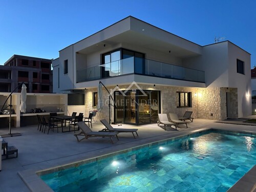 Urbana vila s bazenom, (5S), 4 VPM, smart house 200 metara o
