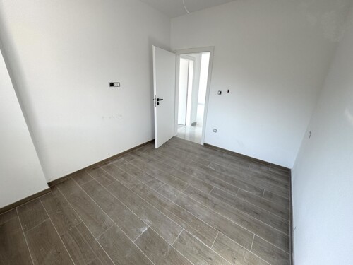 Thumbnail 4783109 - 8