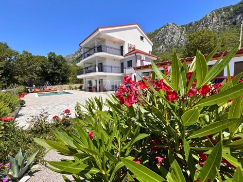 Bribir- stan sa vlastitim bazenom i okućnicom, novogradnja