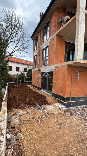 Luksuzni stan u prizemlju s vrtom, 52m2, VPM, Njivice, Otok